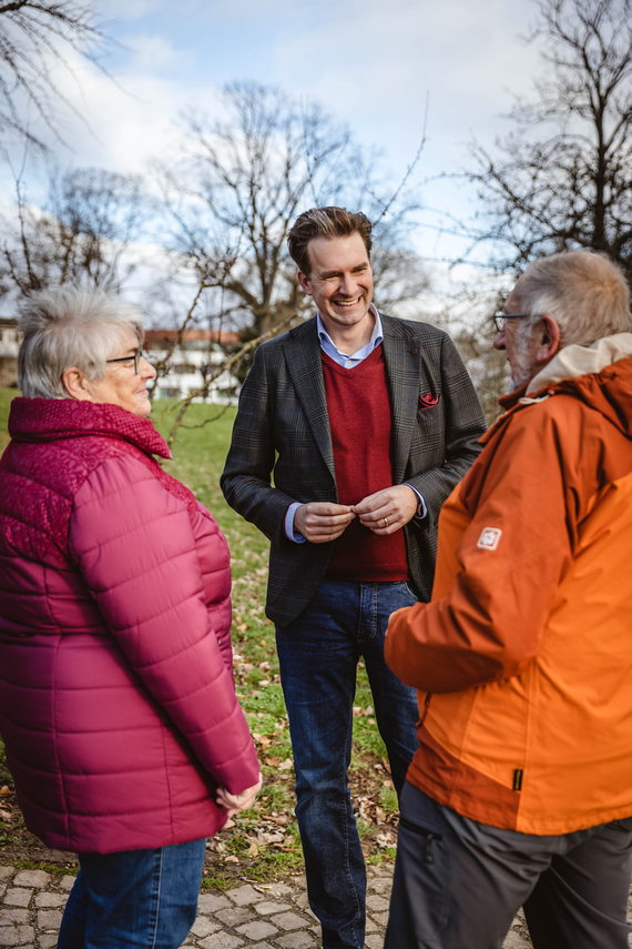 Oberbürgermeister-Kandidat Dr. Sven Schoeller im Gespräch mit einer älteren Frau und einem älteren Mann.