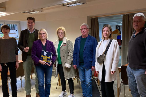 Sven Schoeller besucht in seiner Funktion als Oberbürgermeister Kandidat der Grünen das Repair-Café in Kassel